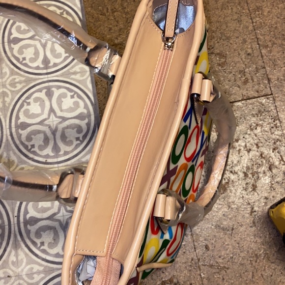 Women’s XOXO Handbag - Picture 4 of 10